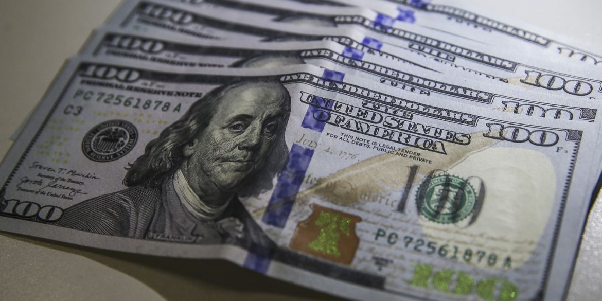 dolar-cai-para-r$-5,72-e-atinge-menor-nivel-em-quase-tres-semanas