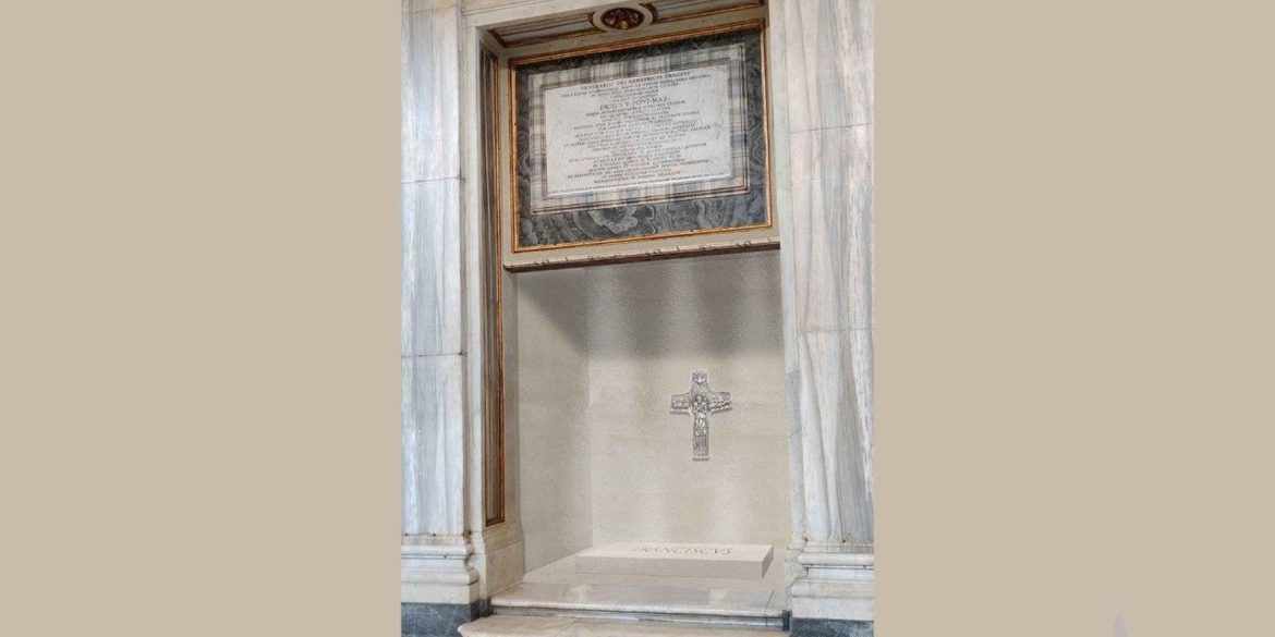 tumulo-do-papa-foi-feito-com-pedra-da-regiao-de-seus-avos,-na-italia