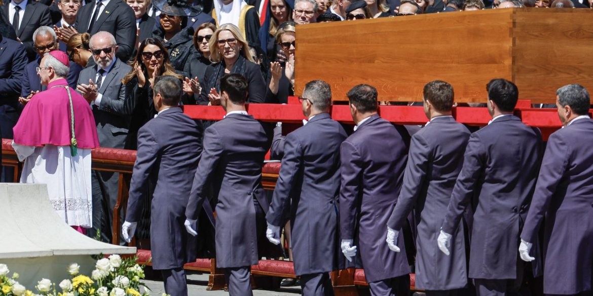 no-vaticano,-lula-diz-que-papa-fez-historia-ao-combater-desigualdades