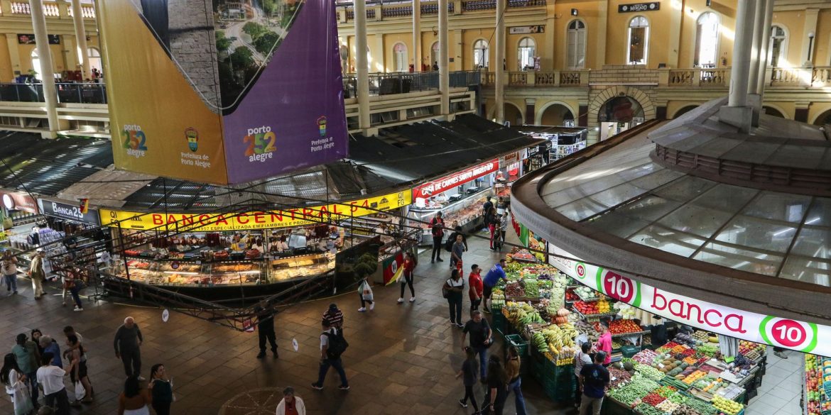 apos-um-ano,-centro-de-porto-alegre-tenta-virar-pagina-das-inundacoes