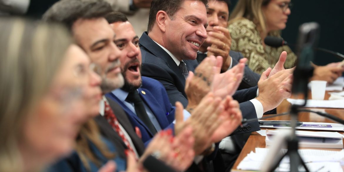 ccj-da-camara-aprova-suspensao-da-acao-contra-bolsonaro-e-ramagem