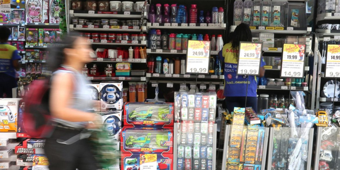 mais-de-100-mil-itens-falsificados-sao-apreendidos-em-lojas-do-rio