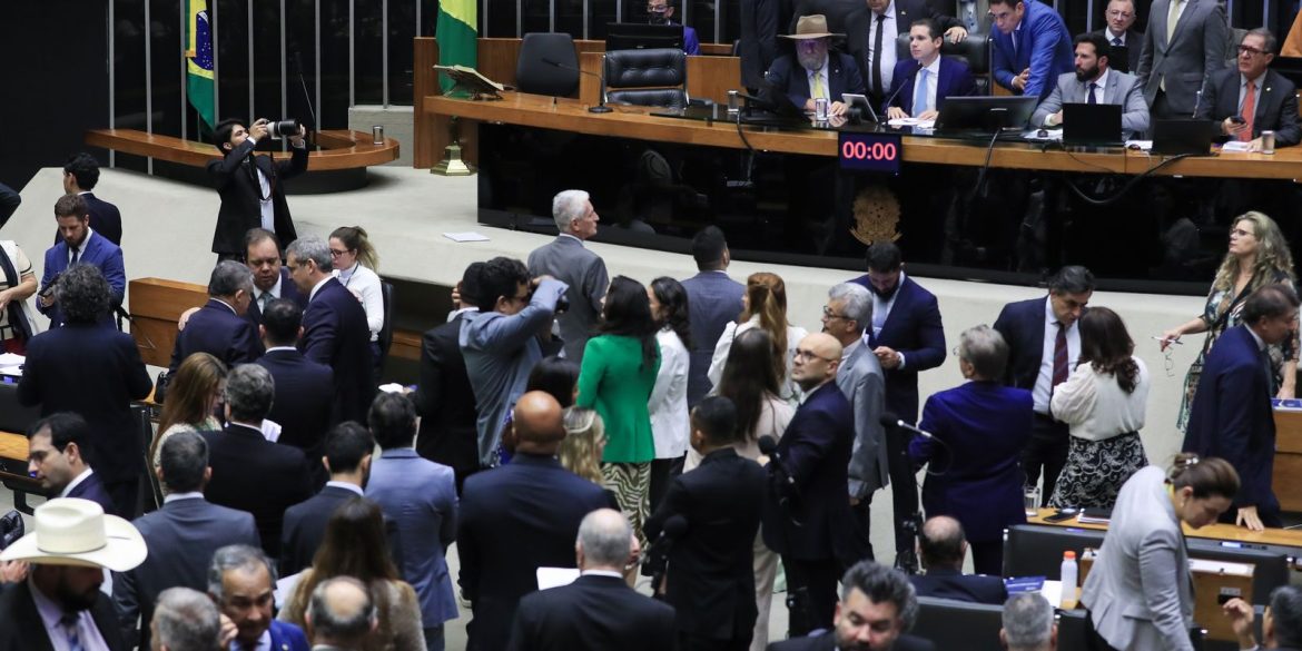 camara-aprova-projeto-que-reajusta-salarios-de-servidores-publicos