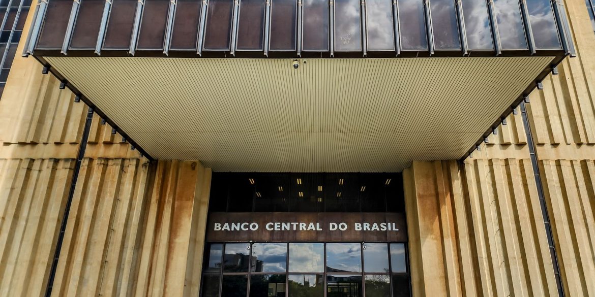 brasileiros-sacaram-r$-360-milhoes-em-valores-a-receber-em-abril