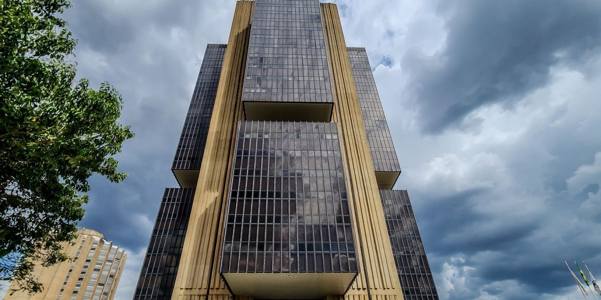 juros-do-cartao-de-credito-sobem-a-449,9%-ao-ano