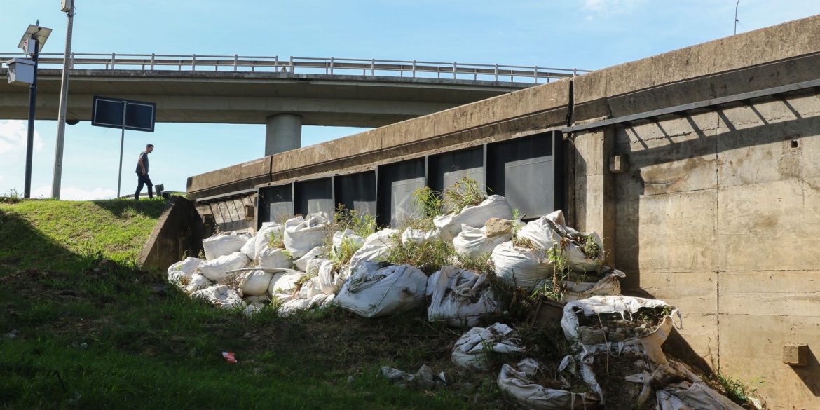 nivel-do-guaiba-recua,-e-prefeitura-de-porto-alegre-reabre-comportas