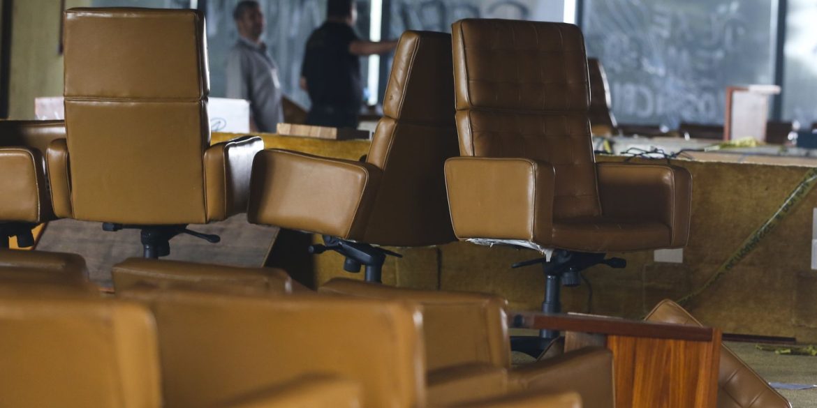 8/1:-stf-vota-para-condenar-homem-que-sentou-na-cadeira-de-moraes