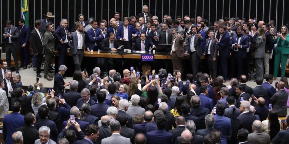 corregedor-da-camara-pede-suspensao-de-3-deputados-envolvidos-em-motim