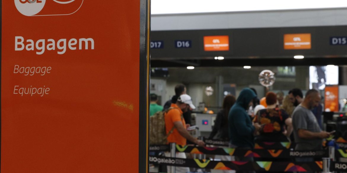 aeroporto-santos-dumont-fecha-para-limpeza-da-pista-apos-vazamento