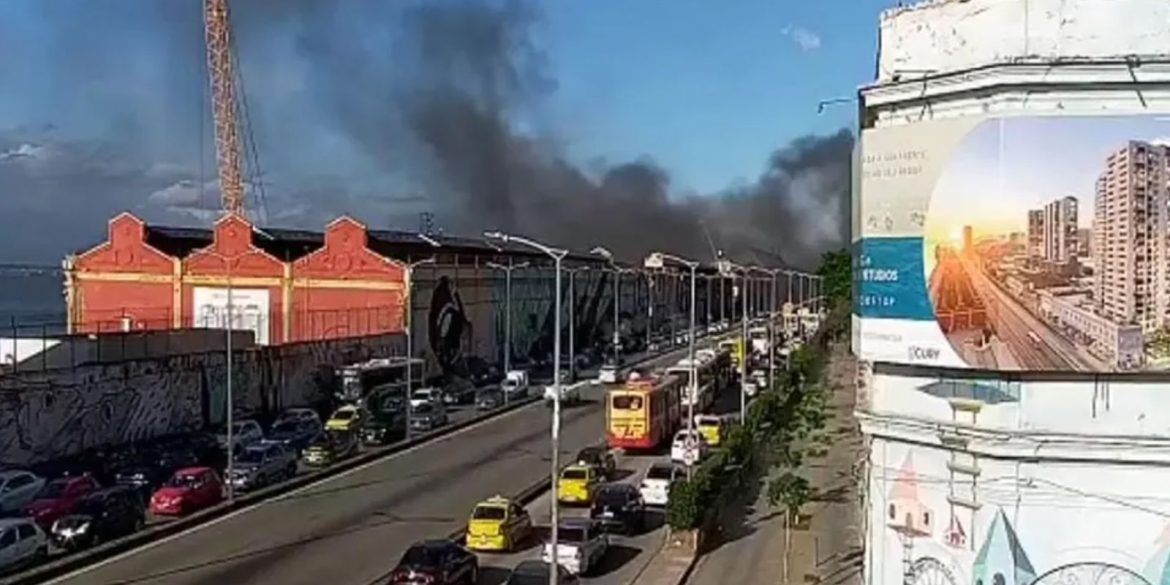 incendio-atinge-barracao-de-escola-de-samba-na-zona-portuaria-do-rio