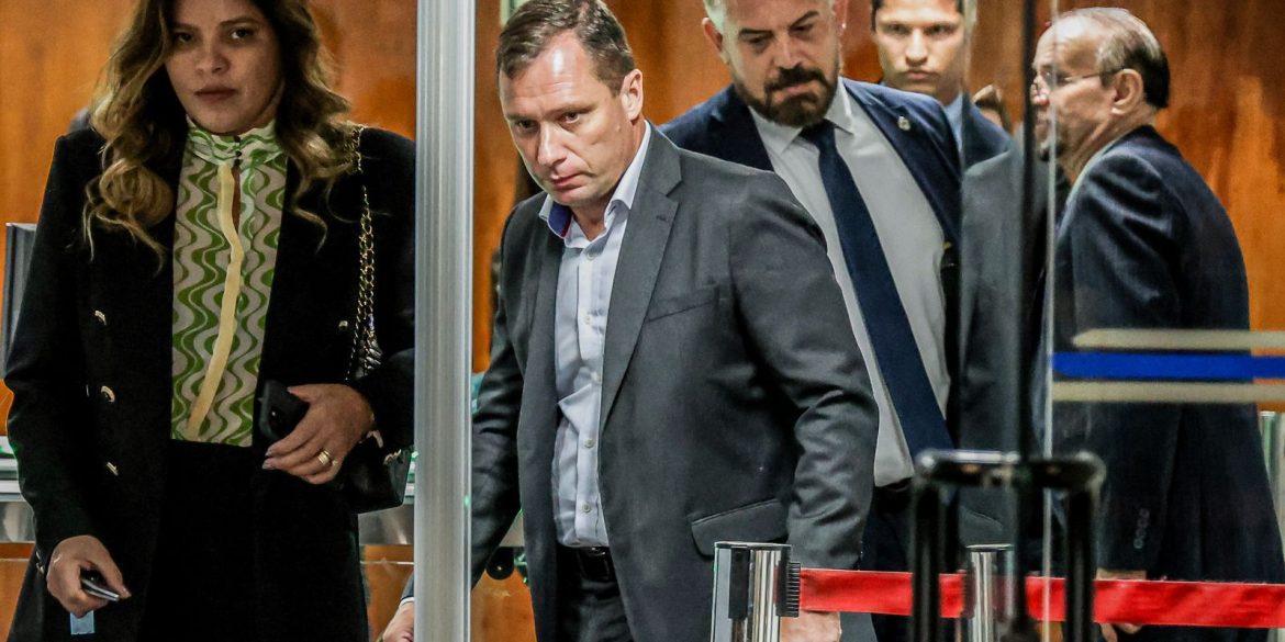 trama-golpista:-defesa-de-mauro-cid-pede-ao-stf-extincao-da-pena