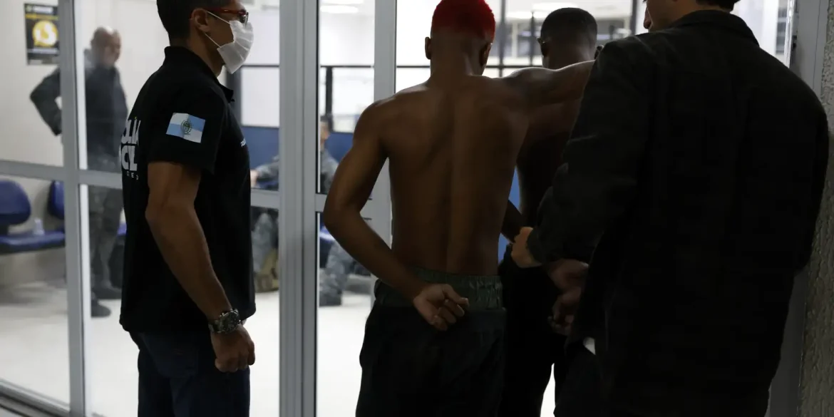 avenida-brasil-e-interditada-e-carros-sao-incendiados-no-rio